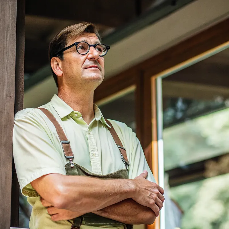 Eduard Reiter arbeitet an einem Bonsai Baum